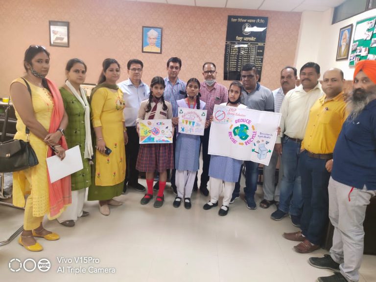 पहली तीन पुजीशनें हासिल करने वाले विद्यार्थियों को क्रमवार पांच हजार, तीन हजार और दो हजार रुपए के दिए गए नकद ईनाम।