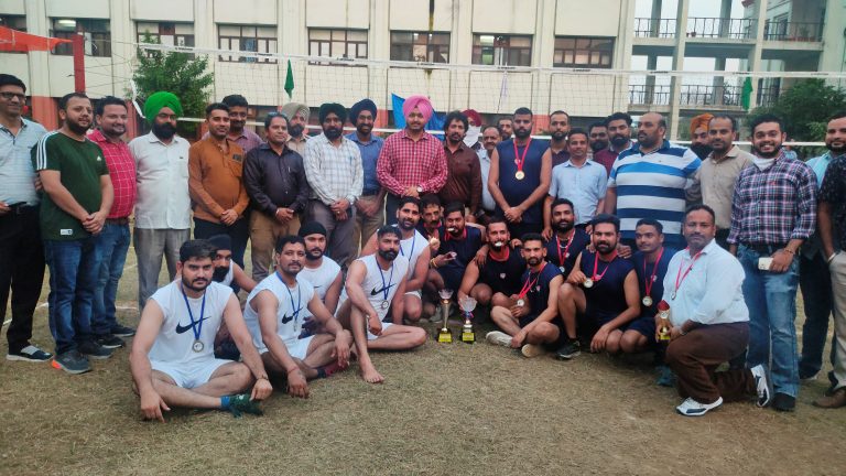 ਜ਼ਿਲ੍ਹਾ ਪ੍ਰਬੰਧਕੀ ਕੰਪਲੈਕਸ ਵਿਖੇ ਪ੍ਰਸ਼ਾਸਨ ਵੱਲੋਂ ਅੱਜ ਵੱਖ-ਵੱਖ ਵਿਭਾਗਾਂ ਦੇ ਮੁਲਾਜਮ ਅਤੇ ਅਧਿਕਾਰੀਆਂ ਦਾ ਕਰਵਾਇਆ ਗਿਆ ਵਾਲੀਬਾਲ ਟੂਰਨਾਮੈਂਟ