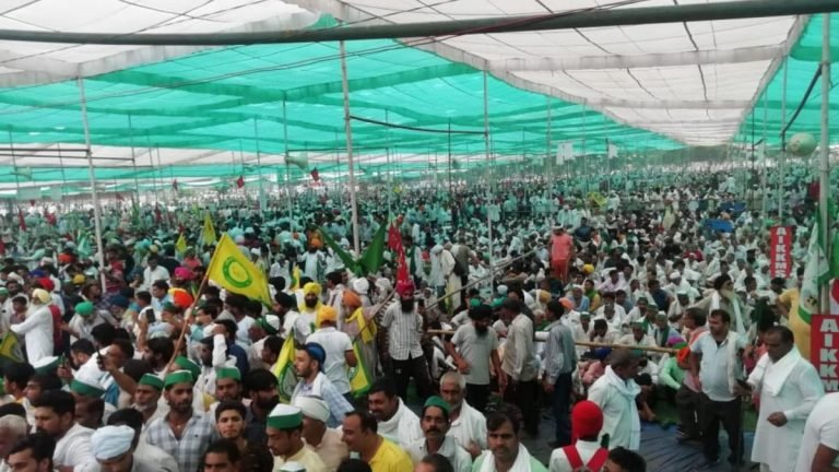 यूपी के मुजफ्फरनगर में महापंचायत के लिए जुटे किसान