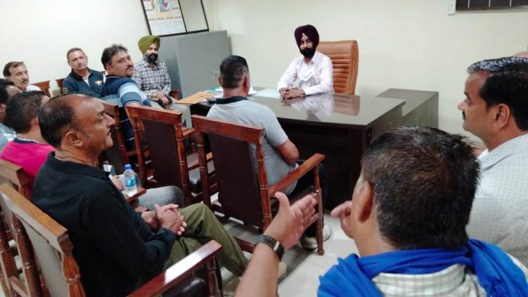 ਡਾਇਰੈਕਟਰ ਬਾਗਬਾਨੀ ਵੱਲੋ ਬਾਗਬਾਨਾਂ ਦੀਆਂ ਮੁਸਕਲਾਂ ਸੁਣੀਆਂ ਗਈਆਂ।