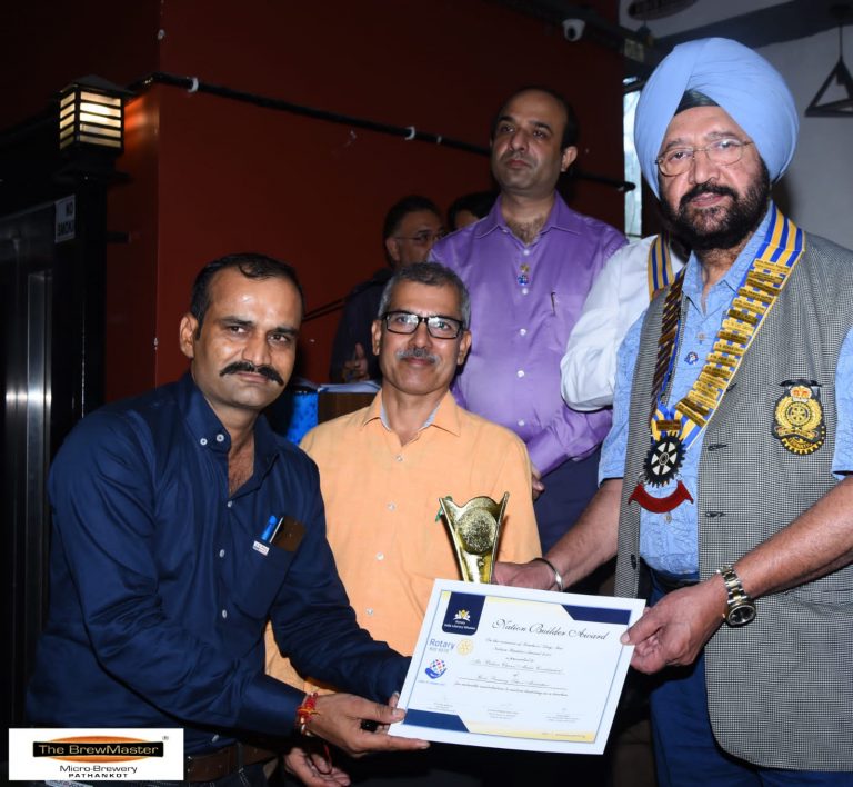 ईटीटी अध्यापक बलकार अत्तरी को रोटरी क्लब पठानकोट की तरफ से नेशन बिल्डर अवार्ड के साथ किया गया सम्मानित।