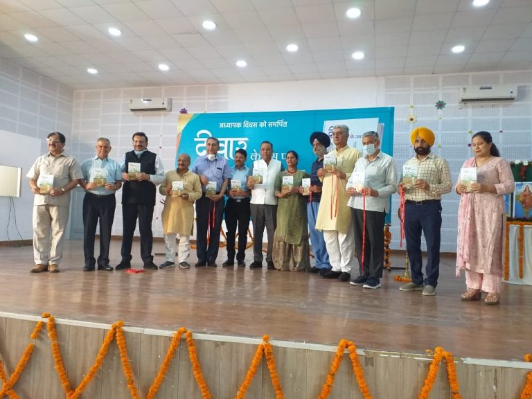 बुध्दिजीवियों ने किया तलवाड़ की किताब दीवार के उस पार का विमोचन।