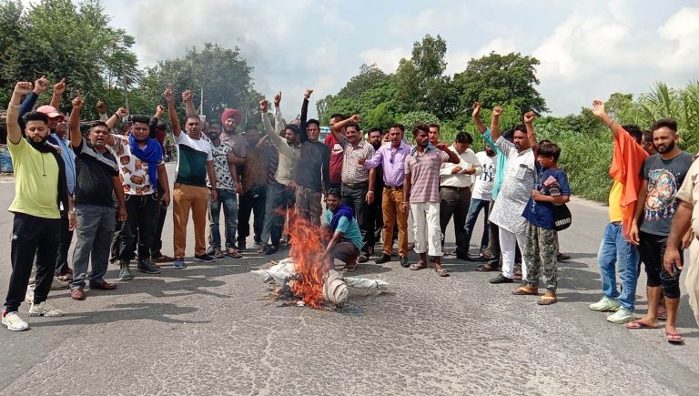 बेगमपुरा टाइगर फोर्स ने होशियारपुर डिस्ट्रिक क्रिकेट एसोसिएशन का पुतला फूँककर किया रोष प्रदर्शन