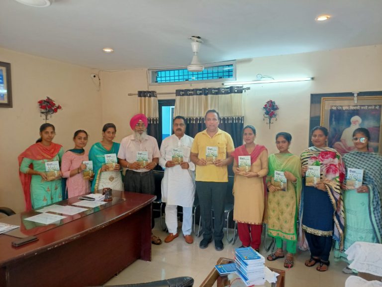 दीवार के उस पार किताब विधार्थियों  के लिए है लाभकारी: हरदेव सिंह कौंसल।