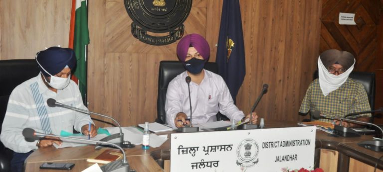 ए.डी.सी. ने अलग -अलग योजनाओं के अंतर्गत करवाए जा रहे विकास कार्यों की प्रगति का लिया जायज़ा