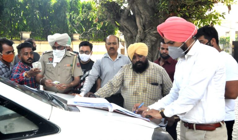 ਸਕੱਤਰ ਆਰ. ਟੀ. ਏ. ਵੱਲੋਂ ਬਿਨਾਂ ਹਾਈ ਸਕਿਓਰਿਟੀ ਨੰਬਰ ਪਲੇਟਾਂ ਦੇ ਚਲਦੇ ਵਾਹਨਾਂ ਖਿਲਾਫ਼ ਵਿਸ਼ੇਸ਼ ਮੁਹਿੰਮ ਦੀ ਸ਼ੁਰੂਆਤ, 25 ਚਲਾਨ ਕੀਤੇ ਜਾਰੀ