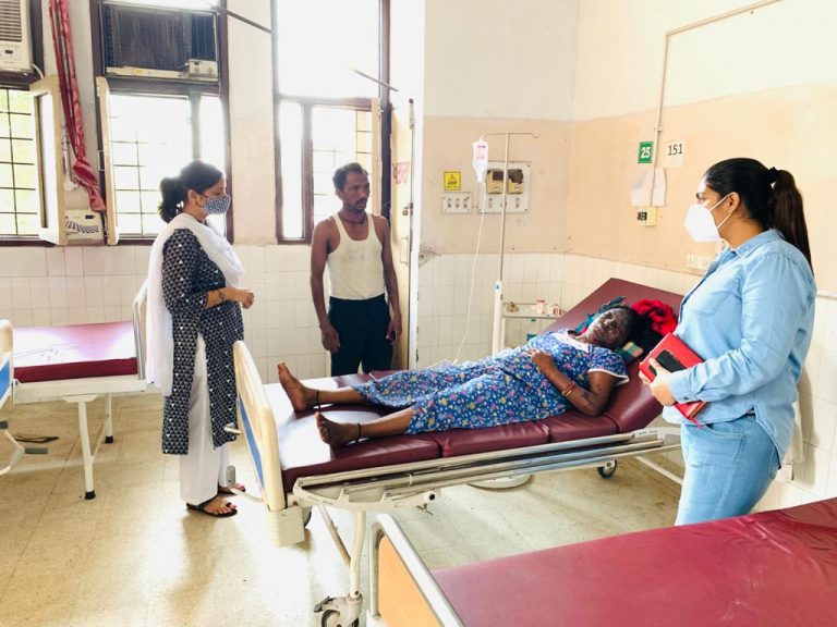 ਸਕੱਤਰ ਜ਼ਿਲ੍ਹਾ ਕਾਨੂੰਨੀ ਸੇਵਾਵਾਂ ਅਥਾਰਟੀ ਜਲੰਧਰ ਨੇ ਸਿਵਲ ਹਸਪਤਾਲ ਪਹੁੰਚ ਕੇ ਤੇਜ਼ਾਬ ਪੀੜਤਾ ਦਾ ਹਾਲ-ਚਾਲ ਜਾਣਿਆ