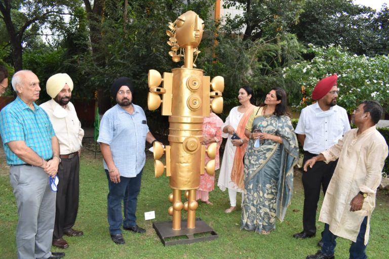 डिप्टी कमिश्नर इनकम टैक्स जालंधर गगन कुन्दरा थोरी ने विरसा विहार में धातु के साथ बनी कलाकृतियों की प्रदर्शनी का उदघाटन