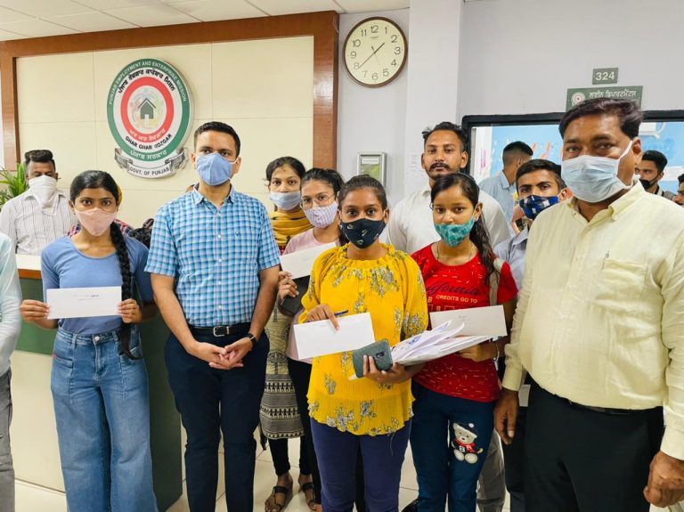 ਡਿਪਟੀ ਕਮਿਸ਼ਨਰ ਵੱਲੋਂ ਜ਼ਿਲ੍ਹਾ ਰੋਜ਼ਗਾਰ ਤੇ ਕਾਰੋਬਾਰ ਬਿਊਰੋ ਦਾ ਦੌਰਾ, ਪਲੇਸਮੈਂਟ ਕੈਂਪ ਵਿੱਚ ਚੁਣੇ ਗਏ ਉਮੀਦਵਾਰਾਂ ਨੂੰ ਜਾਬ ਆਫਰ ਲੈਟਰ ਸੌਂਪੇ