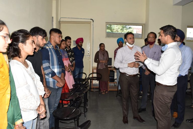 डिप्टी कमिश्नर ने मल्टी स्किल डिवैल्पमैंट सेंटरों का किया दौरा, कोर्स को नतीजा प्रमुख बनाने के लिए विद्यार्थियों का फीडबैक लिया