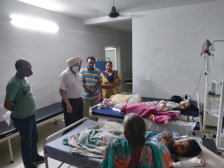 डिप्टी कमिश्नर ने सड़क हादसे में पति और दो बच्चों को खो देने वाली महिला को 50,000 रुपए की वित्तीय सहायता प्रदान की