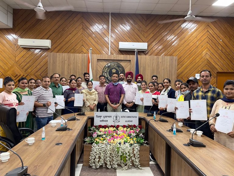 ਡਿਪਟੀ ਕਮਿਸ਼ਨਰ ਵੱਲੋਂ ਕੋਵਿਡ ਪ੍ਰਬੰਧਨ ਵਿੱਚ ਬਿਹਤਰੀਨ ਭੁਮਿਕਾ ਨਿਭਾਉਣ ਵਾਲੇ ਕੋਵਿਡ-19 ਟੈਸਟਿੰਗ ਲੈਬੋਰੇਟਰੀ ਦੇ 35 ਅਧਿਕਾਰੀ/ਕਰਮਚਾਰੀ ਸਨਮਾਨਤ