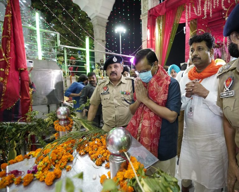 पंजाब की खुशहाली के लिए विश्व प्रसिद्ध देवी तालाब मंदिर में नतमस्तक हुए अरविंद केजरीवाल