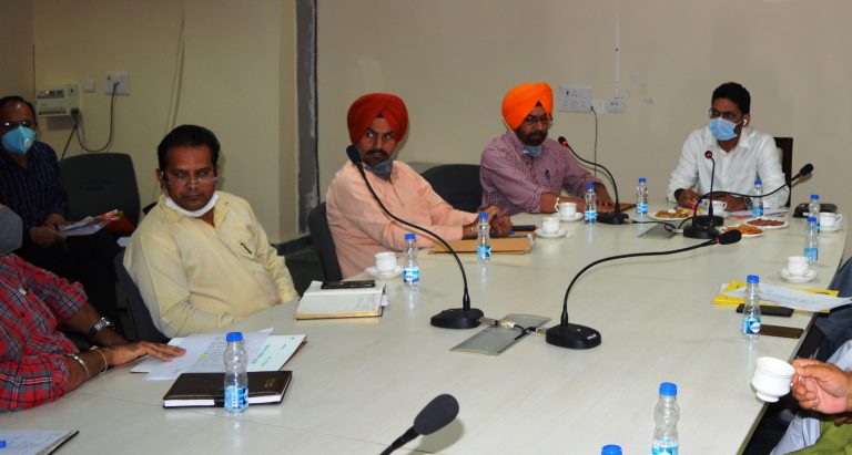 ਝੋਨੇ ਦੀ ਆਮਦ ਨੂੰ ਲੈ ਕੇ ਜਿਲ੍ਹਾ ਪਠਾਨਕੋਟ ਦੀਆਂ ਦਾਨਾ ਮੰਡੀਆਂ ਵਿੱਚ ਕੀਤੇ ਯੋਗ ਪ੍ਰਬੰਧਾਂ ਦਾ ਜਾਇਜਾ ਲੈਣ ਲਈ ਡਿਪਟੀ ਕਮਿਸ਼ਨਰ ਵੱਲੋਂ ਲਈ ਰੀਵਿਓ ਮੀਟਿੰਗ