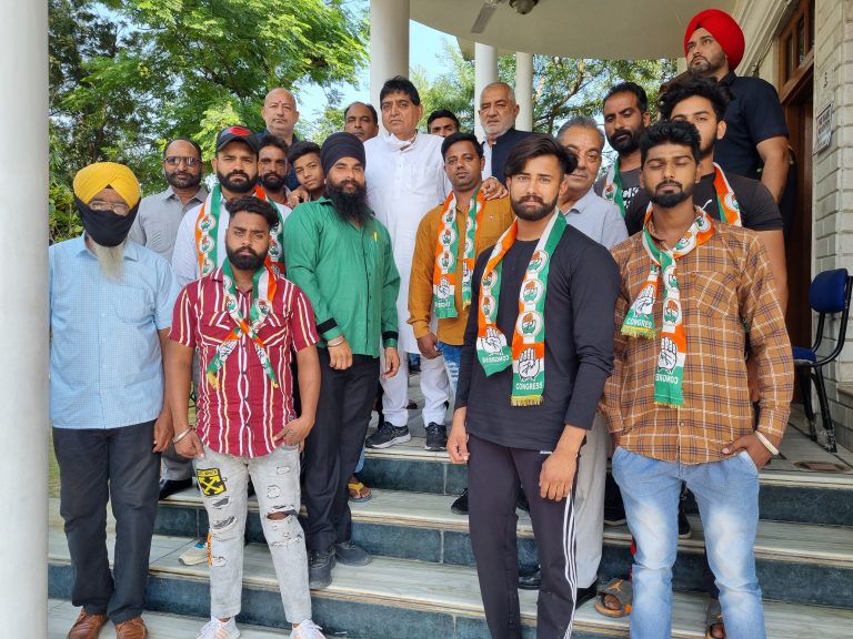 आप छोड़ बड़ी संख्या में युवाओं ने थामा कांग्रेस का दामन, विधायक अरोड़ा ने किया स्वागत