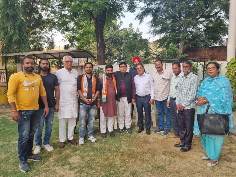 आम आदमी पार्टी को झटका, संयुक्त सचिव राजीव सैनी व वरिंदर कांग्रेस में शामिल, विधायक अरोड़ा ने किया स्वागत