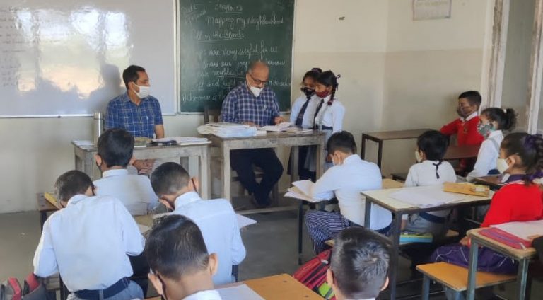 जिला शिक्षा अफसर बलदेव राज ने किया प्राईवेट स्कूलों का दौरा।