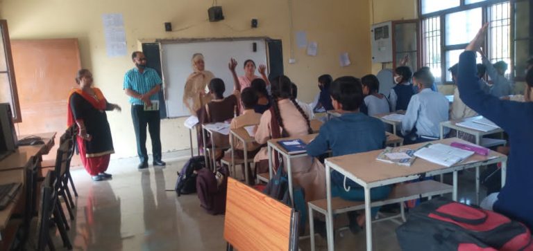 जिला शिक्षा अफसर सेकेंडरी शिक्षा ने दर्जन के करीब स्कूलों के किए दौरे।