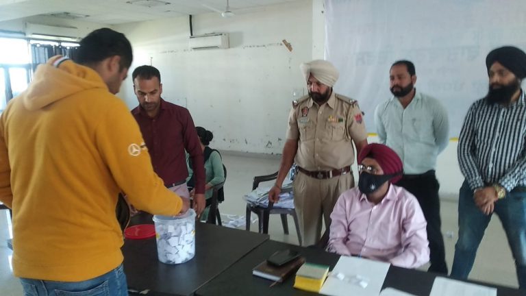 ਸਹਾਇਕ ਕਮਿਸਨਰ ਸਿਕਾਇਤਾਂ ਦੀ ਨਿਗਰਾਨੀ ਚੋਂ ਕੱਢੇ ਗਏ ਆਰਜੀ ਤੌਰ ਤੇ ਪਟਾਖੇ ਸਟੋਰ  ਕਰਨ ਅਤੇ ਵੇਚਣ ਦੇ ਡਰਾਅ