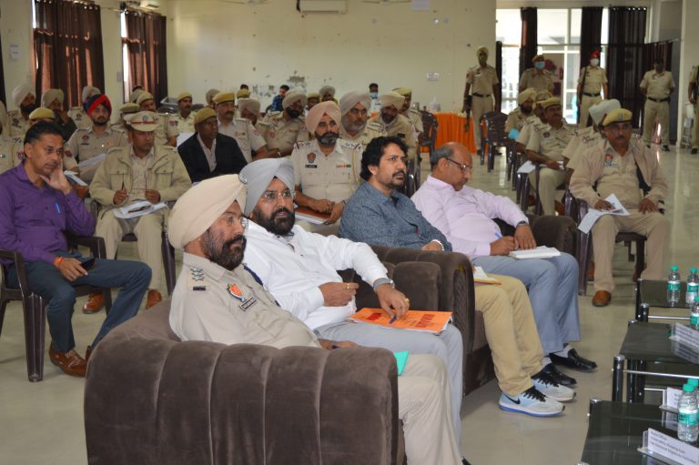 Vulnerability Mapping  ਸਬੰਧੀ ਜਿਲੇ ਵਿਚਲੇ 3 ਵਿਧਾਨ ਸਭਾ ਚੋਣ ਹਲਕਿਆਂ ਦੇ 55 ਸੈਕਟਰਾਂ ਦੇ ਪੁਲਿਸ ਅਤੇ ਸਿਵਲ ਵਿਭਾਗ ਦੇ ਨਿਯੁਕਤ ਕੀਤੇ ਗਏ ਸੈਕਟਰ ਅਫਸਰਾਂ ਦੀਆਂ ਟੀਮਾਂ ਨੂੰ ਦਿੱਤੀ ਟ੍ਰੇਨਿੰਗ