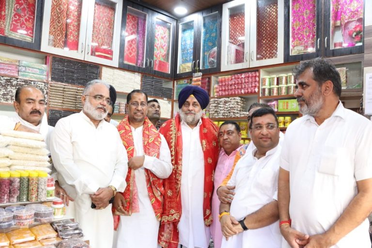 सरदार सुखबीर सिंह बादल ने पहले नवरात्र के पावन अवसर पर माता चिंतपूर्णी मंदिर में माथा टेका