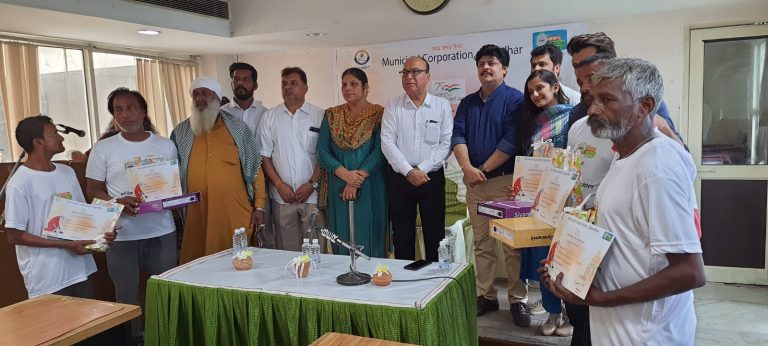 नगर निगम की तरफ से स्वच्छ भारत मिशन के अंतर्गत सफ़ाई मित्र का सम्मान