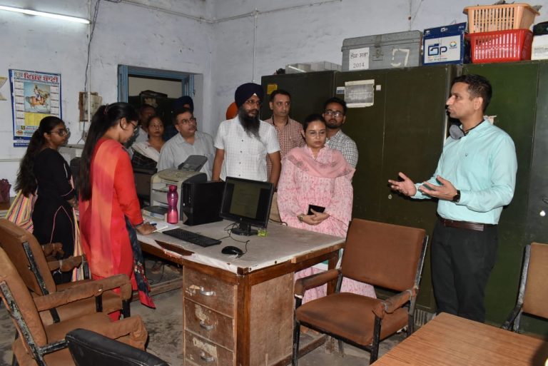 ਡਿਪਟੀ ਕਮਿਸ਼ਨਰ ਵਲੋਂ ਅਧਿਕਾਰੀਆਂ ਨੂੰ ਜ਼ਿਲ੍ਹਾ ਵਾਸੀਆਂ ਲਈ ਸੇਵਾਵਾਂ ਨੂੰ ਯਕੀਨੀ ਬਣਾਉਣ ਦੇ ਆਦੇਸ਼