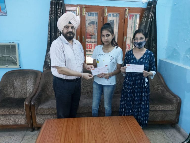 डिप्टी कमिश्नर के निर्देशों पर रेड क्रास सोसायटी ने उठाया दो बहनों की पढ़ाई का खर्च