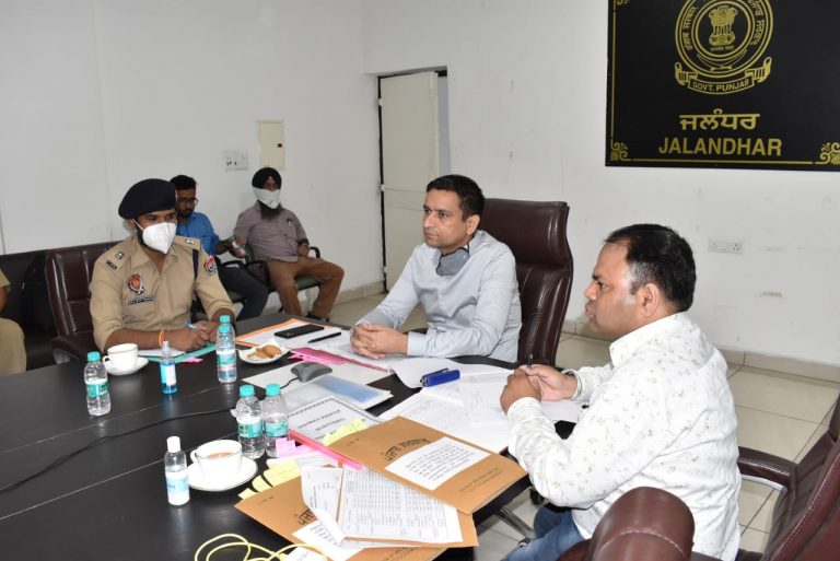 ज़िला चुनाव अधिकारी ने विधान सभा मतदान -2022 की तैयारियों सम्बन्धित वर्चुअल बैठक में लिया हिस्सा