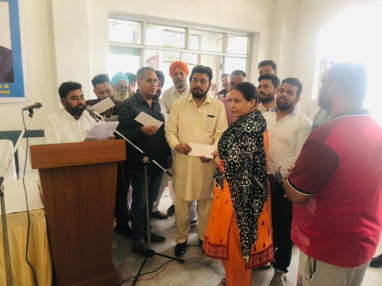 ਵਿਧਾਇਕ ਚੌਧਰੀ ਸੁਰਿੰਦਰ ਸਿੰਘ ਵੱਲੋਂ 372 ਬੇਜ਼ਮੀਨੇ ਕਿਸਾਨਾਂ ਤੇ ਖੇਤ ਮਜ਼ਦੂਰਾਂ ਨੂੰ 66 ਲੱਖ ਦੇ ਕਰਜ਼ ਰਾਹਤ ਸਕੀਮ ਦੇ ਚੈੱਕ ਤਕਸੀਮ