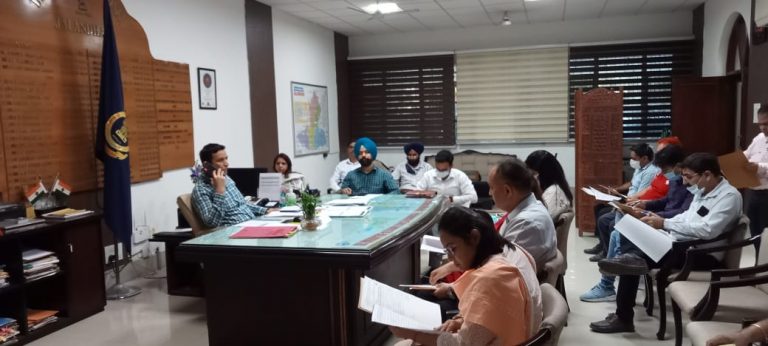 डिप्टी कमिश्नर ने युवा वोटरों की रजिस्ट्रेशन बढ़ाने पर दिया ज़ोर