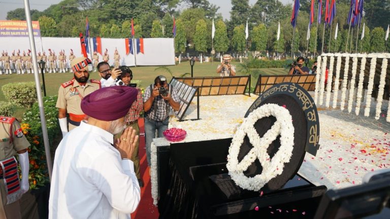 ਪੁਲਿਸ ਯਾਦਗਾਰੀ ਦਿਵਸ: ਉਪ ਮੁੱਖ ਮੰਤਰੀ ਸੁਖਜਿੰਦਰ ਸਿੰਘ ਰੰਧਾਵਾ ਤੇ ਡੀ.ਜੀ.ਪੀ. ਇਕਬਾਲ ਪ੍ਰੀਤ ਸਿੰਘ ਸਹੋਤਾ ਵੱਲੋਂ ਪੁਲਿਸ ਦੇ ਸ਼ਹੀਦਾਂ ਨੂੰ ਸ਼ਰਧਾਂਜਲੀਆਂ ਭੇਟ