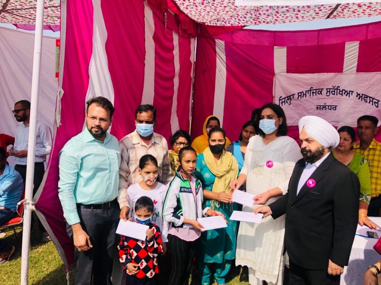 आज़ादी का अंमि्त महोत्सव -ज़िला और सैशन जज ने ज़िला स्तरीय लीगल एड कैंप में कोरोना कारण अनाथ हुए 10 बच्चों की मौके पर ही लगवाई पैन्शन