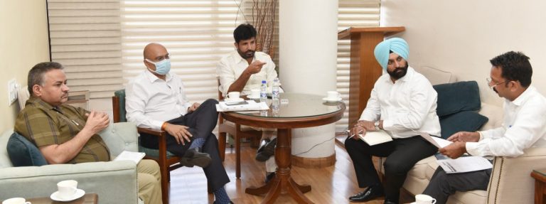 ਰਾਜਾ ਵੜਿੰਗ ਵੱਲੋਂ ਲੰਬਤ ਮਾਮਲਿਆਂ ਦੇ ਨਿਬੇੜੇ ਲਈ ਸ਼ਨੀਵਾਰ ਨੂੰ ਕੰਮ ਕਰਨ ਅਤੇ ਸਾਰੇ 32 ਡ੍ਰਾਈਵਿੰਗ ਟੈਸਟ ਟਰੈਕ ਖੋਲ੍ਹਣ ਦੀ ਹਦਾਇਤ