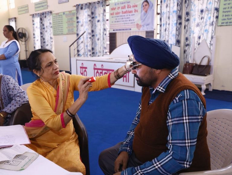 संत निरंकारी मिशन बरनाला की और से आँखों का मुफ़्त चेकअप कैम्प लगाया गया