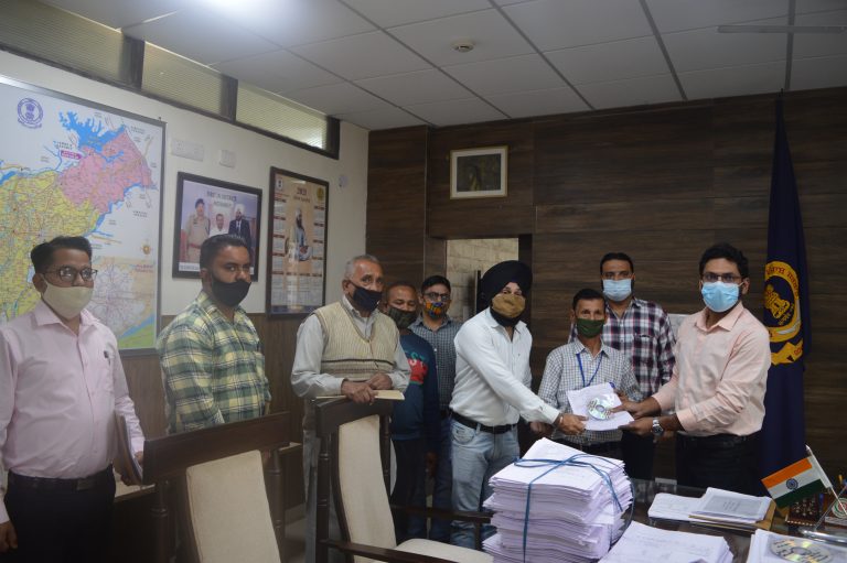 ਸਮੁੱਚੇ ਪੋਲਿੰਗ ਸਟੇਸਨਾਂ ਦੀਆਂ ਡਰਾਫਟ ਰੋਲ ਦੀ ਇੱਕ ਇੱਕ ਕਾਪੀ ਸੈਟ ਫੋਟੋ ਸਹਿਤ ਅਤੇ ਸਾਫਟ ਕਾਪੀ ਦੀ ਸੀ.ਡੀ. ਆਦਿ ਸਮੂੱਚੀ ਰਾਜਨੀਤਿਕ ਪਾਰਟੀਆਂ ਦੇ ਆਹੁਦੇਦਾਰਾਂ ਨੂੰ ਕਰਵਾਈਆਂ ਮੁਹੱਈਆ