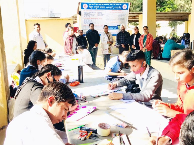 ਜਿਲ੍ਹਾ ਕਾਨੂੰਨੀ ਸੇਵਾਵਾਂ ਅਥਾਰਟੀ, ਪਠਾਨਕੋਟ ਵੱਲੋਂ ਵੱਖ ਵੱਖ ਸਕੂਲਾਂ ਦੇ ਕਰਵਾਏ ਪੇਟਿੰਗ ਮੁਕਾਬਲੇ