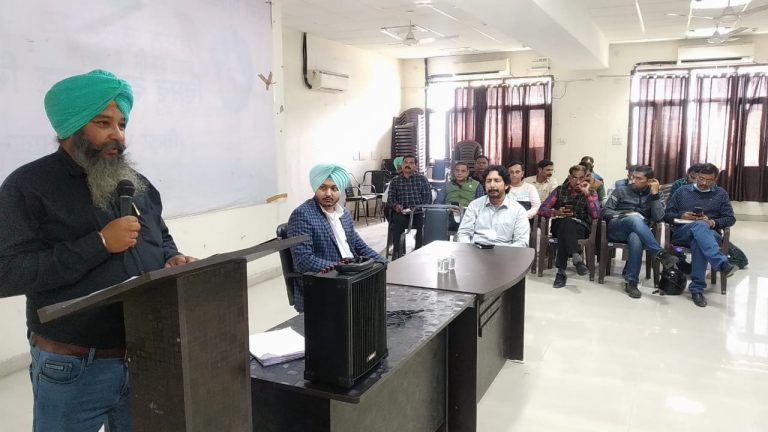 ਉਪ ਮੰਡਲ ਮੈਜਿਸਟਰੇਟ-ਕਮ- ਚੋਣਕਾਰ ਰਜਿਸਟਰੇਸ਼ਨ ਅਫ਼ਸਰ 003 ਪਠਾਨਕੋਟ ਸ. ਗੁਰਸਿਮਰਨ ਸਿੰਘ ਢਿੱਲੋ ਨੇ ਹਲਕੇ ਦੇ ਸਮੂਹ ਸੈਕਟਰ ਅਫ਼ਸਰਾਂ ਤੇ ਸਮੂਹ ਬੀ.ਐਲ.ੳਜ਼ ਨਾਲ ਕੀਤੀ ਮੀਟਿੰਗ