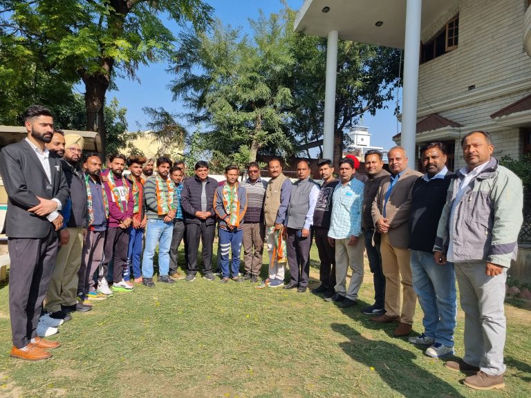 बड़ी संख्या में आप वालंटियर कांग्रेस में हुए शामिल, अरोड़ा ने किया स्वागत