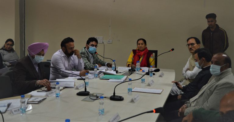 ਸ੍ਰੀਮਤੀ ਅਰੂਣਾ ਚੋਧਰੀ ਕੈਬਨਿਟ ਮੰਤਰੀ  ਮਾਲ ਵਿਭਾਗ, ਮੁੜ ਵਿਸੇਂਵਾ ਅਤੇ ਆਸਥਨ ਪ੍ਰਬੰਧਨ ਪੰਜਾਬ ਨੇ ਜਿਲ੍ਹਾ ਪਠਾਨਕੋਟ ਵਿੱਚ ਚਲ ਰਹੇ ਵਿਕਾਸ ਕਾਰਜਾਂ ਦਾ ਜਾਇਜਾ ਲੈਣ ਲਈ ਕੀਤੀ ਰੀਵਿਓ ਮੀਟਿੰਗ