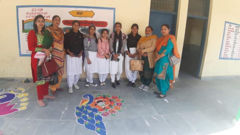 सरकारी सीनियर सेकंडरी स्कूल तारागढ़ में करवाए गए विद्यार्थियों के रंगोली मुकाबले।