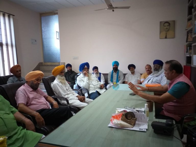 जिलाधीश बताएं सस्ती रेत लें कंहाँ से लोग: तलवाड़।