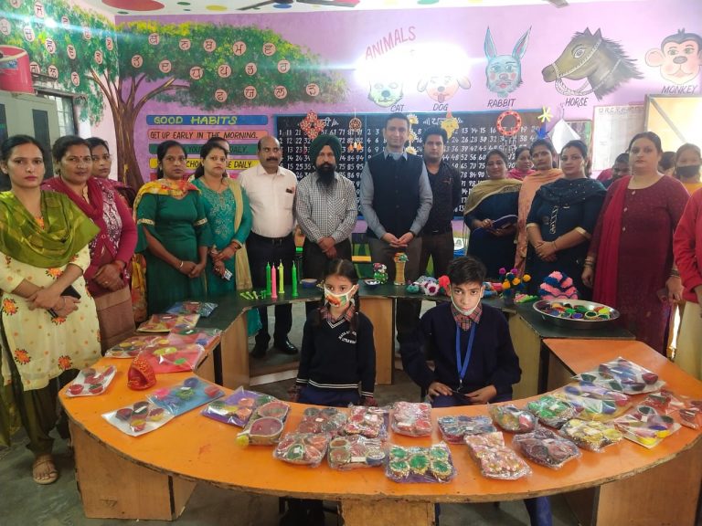 डिप्टी कमिश्नर ने विशेष ज़रूरतों वाले विद्यार्थियों के साथ मनायी दिवाली