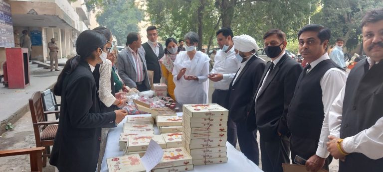 ਦਿਵਾਲੀ ਮੌਕੇ ਜ਼ਿਲ੍ਹਾ ਕਚਿਹਰੀ ਵਿਖੇ ਵਿਸ਼ੇਸ਼ ਲੋੜਾਂ ਵਾਲੇ ਬੱਚਿਆਂ ਵੱਲੋਂ ਤਿਆਰ ਦੀਵਿਆਂ ਤੇ ਕਾਰਡਾਂ ਦੀ ਲਗਾਈ ਪ੍ਰਦਰਸ਼ਨੀ