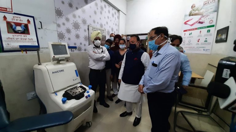 संसद मैंबर संतोख सिंह चौधरी ने सिविल अस्पताल में डेंगू वार्ड का किया दौरा