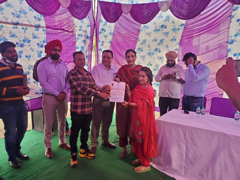 ज़िला प्रशासन द्वारा ‘बसेरा’योजना के अंतर्गत 21 लाभपातरियों को ज़मीन के मालिकाना अधिकार और सर्टिफिकेट किए प्रदान