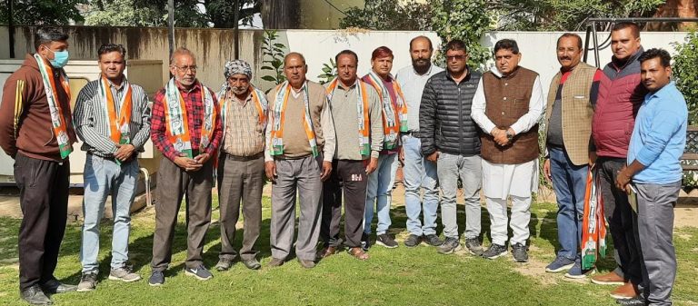 आप के आदमवाल रविदास नगर के प्रधान परमजीत और वार्ड प्रधान रोहित शर्मा साथियों सहित कांग्रेस में शामिल