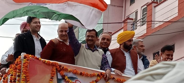केजरीवाल की तिरंगा यात्रा में रंगा गया पठानकोट
