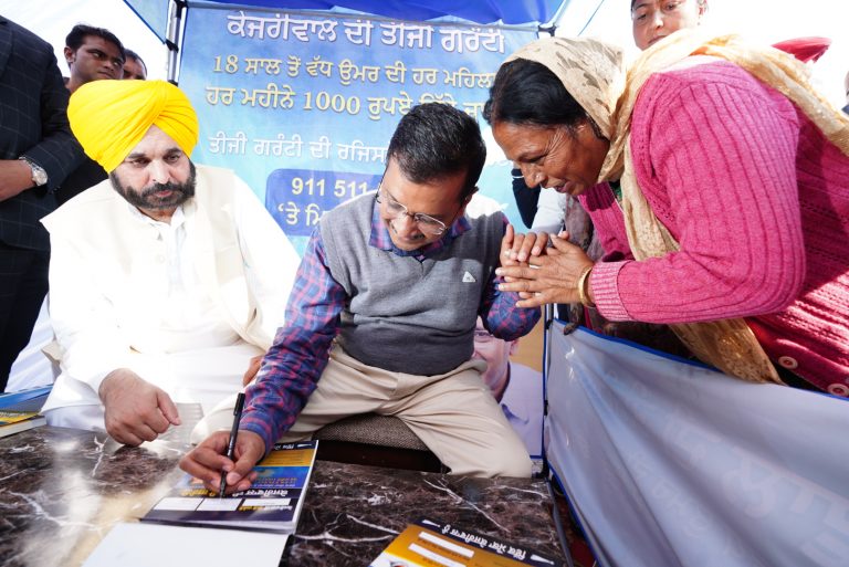 महिलाओं को भिखारी और कामचोर बोलकर चन्नी ने किया उनका अपमान- केजरीवाल