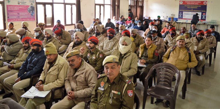 ਵਿਧਾਨ ਸਭਾ ਚੋਣਾਂ-2022 ਅਧੀਨ ਜਿਲ੍ਹਾ ਪਠਾਨਕੋਟ ਵਿੱਚ  ਵੱਖ ਵੱਖ ਬਣਾਈਆਂ ਕਮੇਟੀਆਂ ਦੇ ਜਿਲ੍ਹਾ ਨੋਡਲ ਅਫਸਰਾਂ ਅਤੇ ਹੋਰ ਅਧਿਕਾਰੀਆਂ ਨੂੰ ਦਿੱਤੀ ਚੋਣ ਪ੍ਰਣਾਲੀ ਸਬੰਧੀ ਟ੍ਰੇਨਿੰਗ